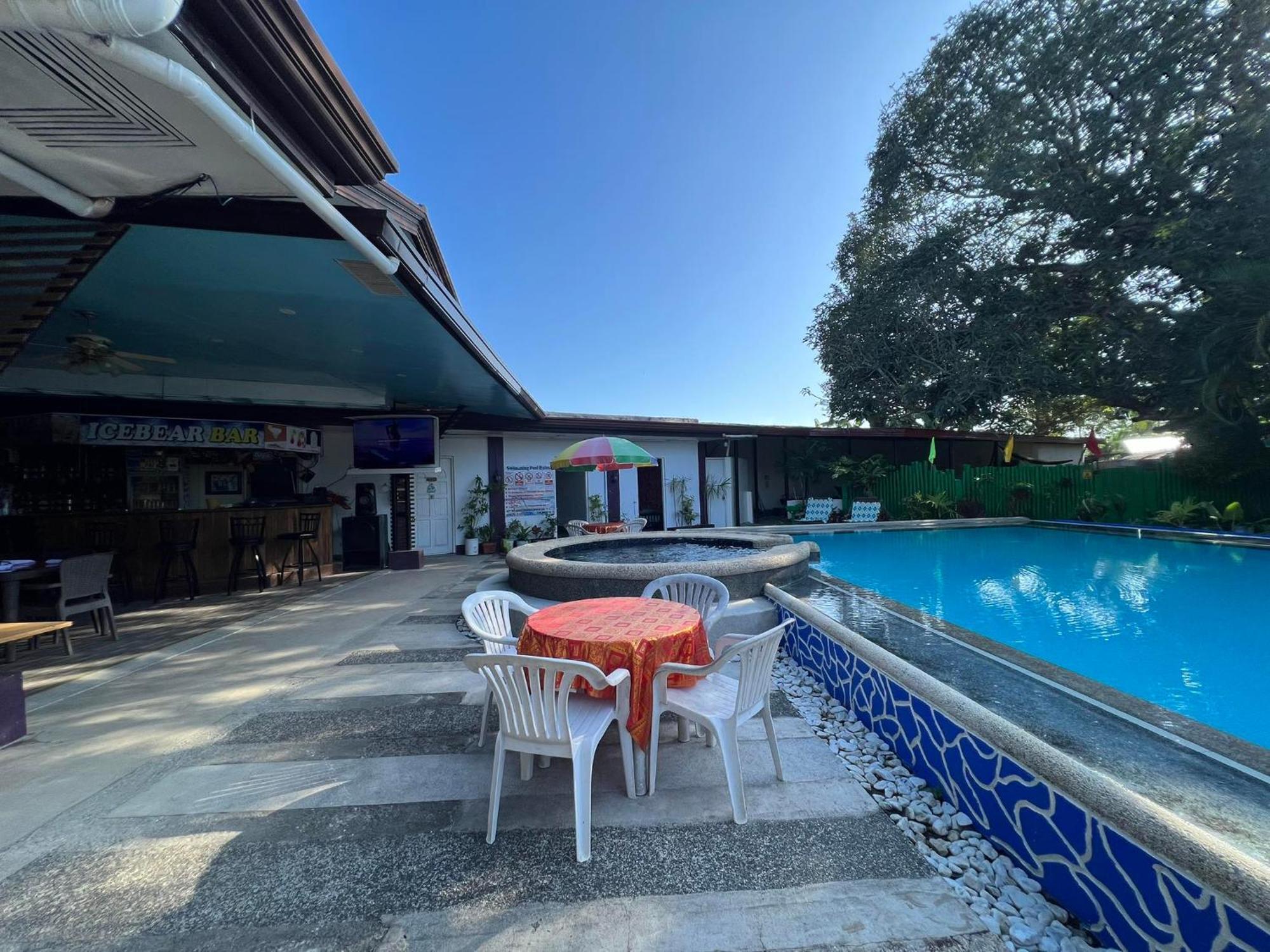 Ice Bear Bar & Tourist Inn Dauis Kültér fotó