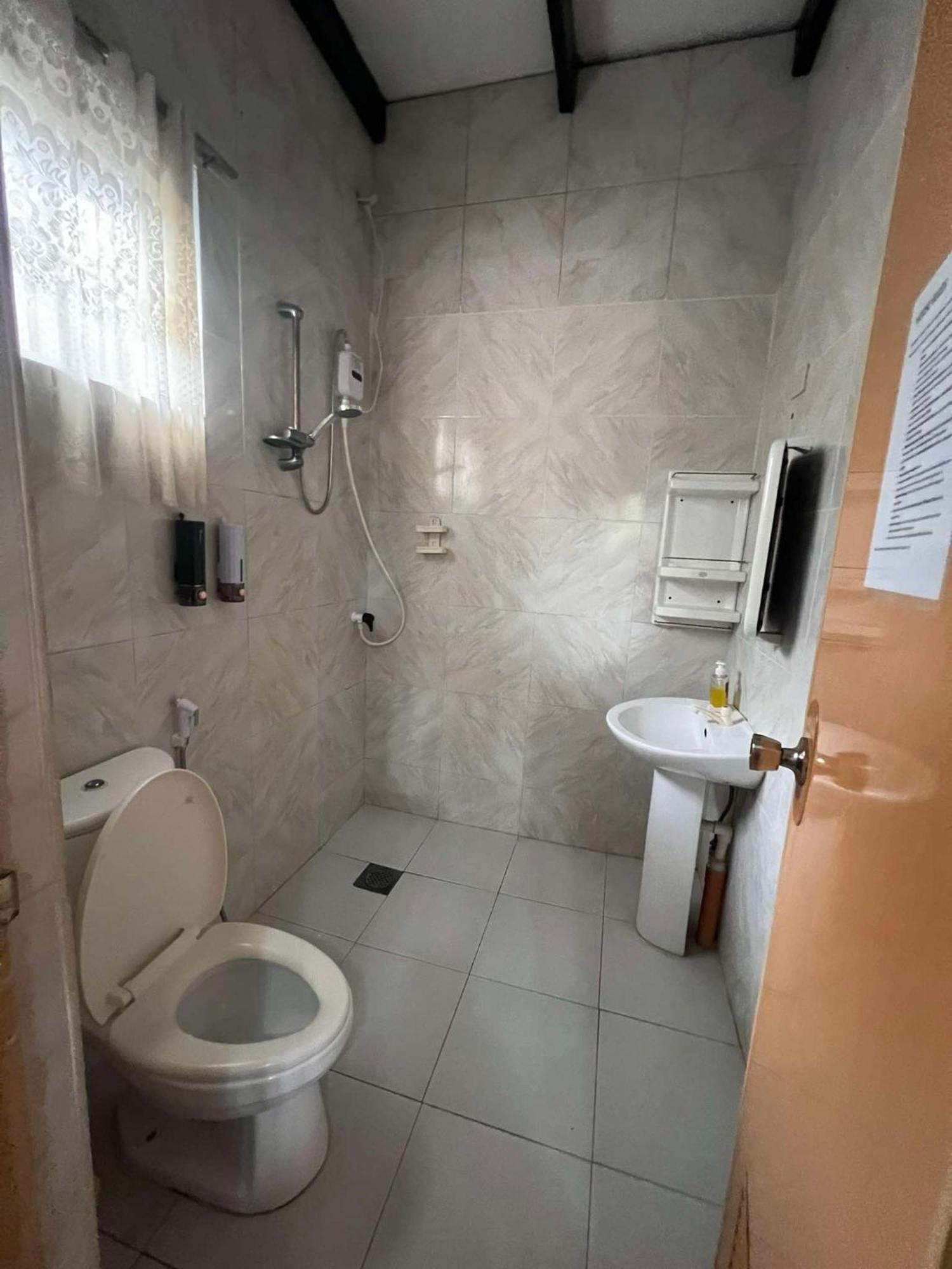 Ice Bear Bar & Tourist Inn Dauis Szoba fotó